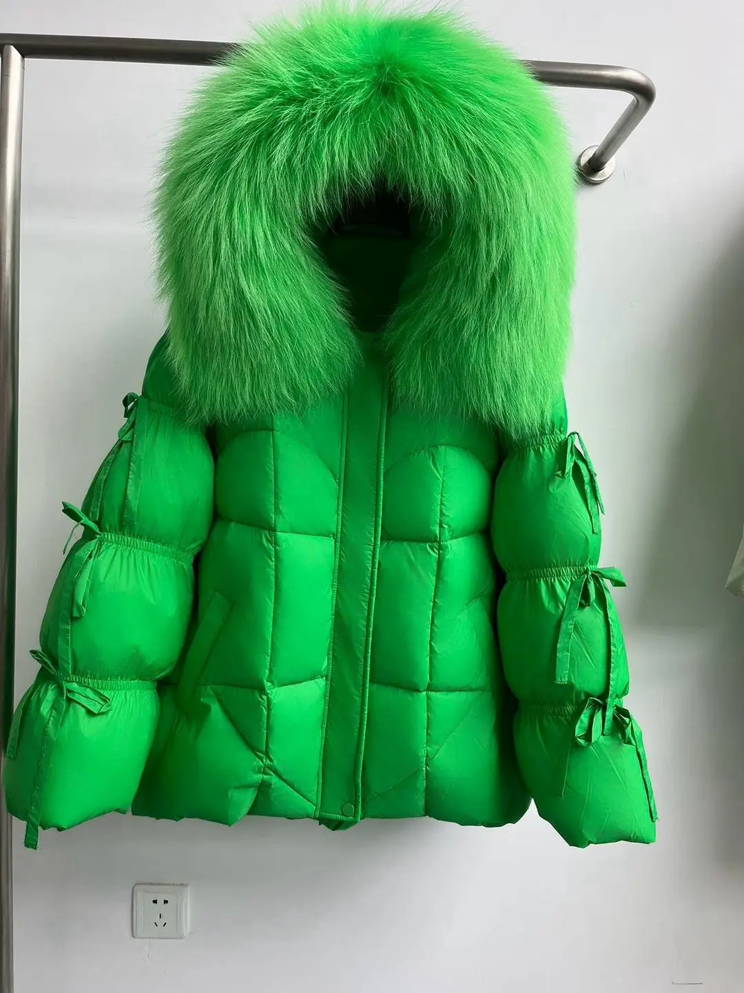 Damska kurtka puchowa zimowa z kapturem z prawdziwego futra, duża, gruba, ciepła, z dzianinowymi rękawami, biała kurtka parka z puchu gęsiego, średniej długości.