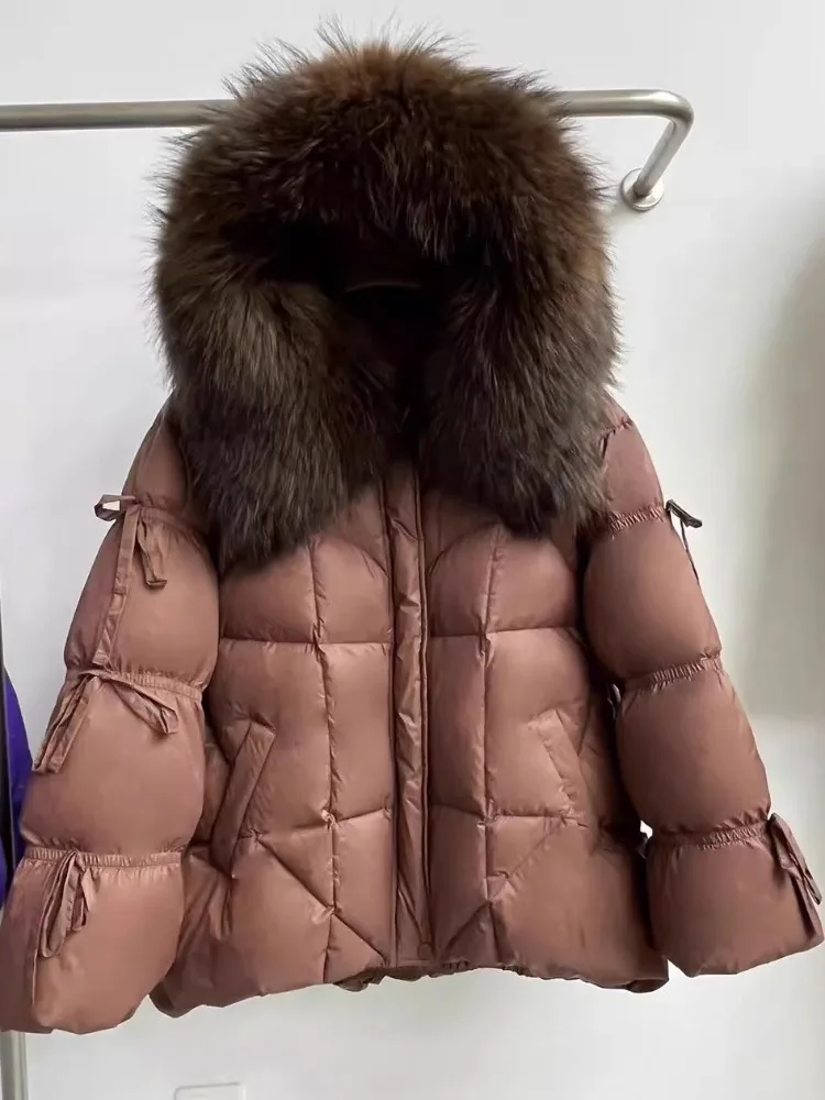 Damska kurtka puchowa zimowa z kapturem z prawdziwego futra, duża, gruba, ciepła, z dzianinowymi rękawami, biała kurtka parka z puchu gęsiego, średniej długości.