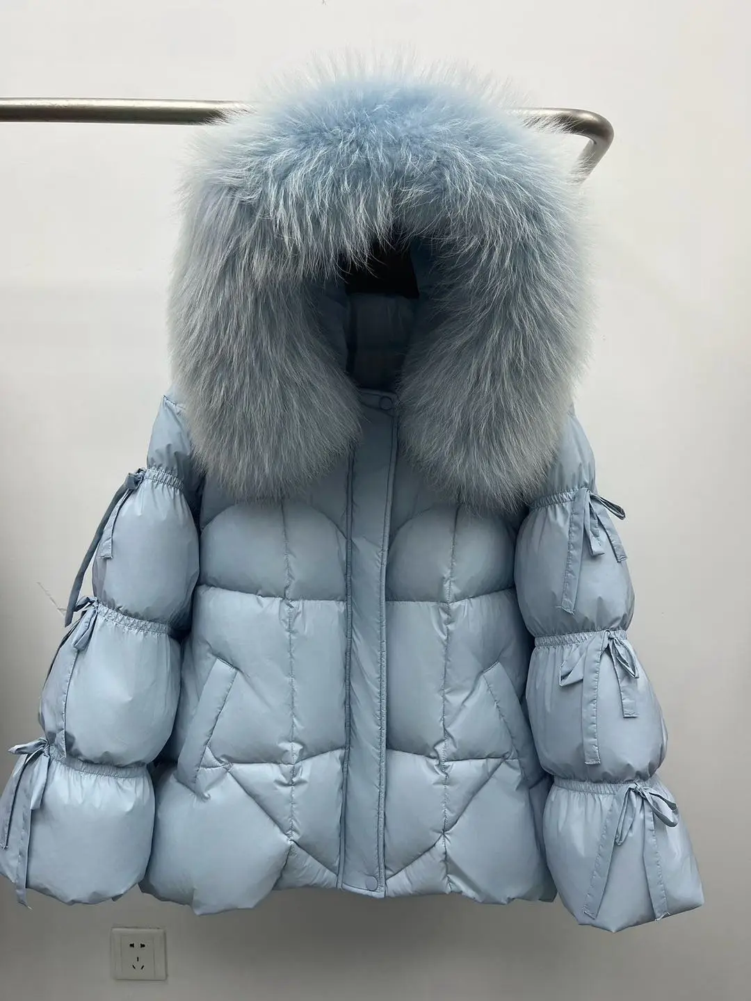 Damska kurtka puchowa zimowa z kapturem z prawdziwego futra, duża, gruba, ciepła, z dzianinowymi rękawami, biała kurtka parka z puchu gęsiego, średniej długości.