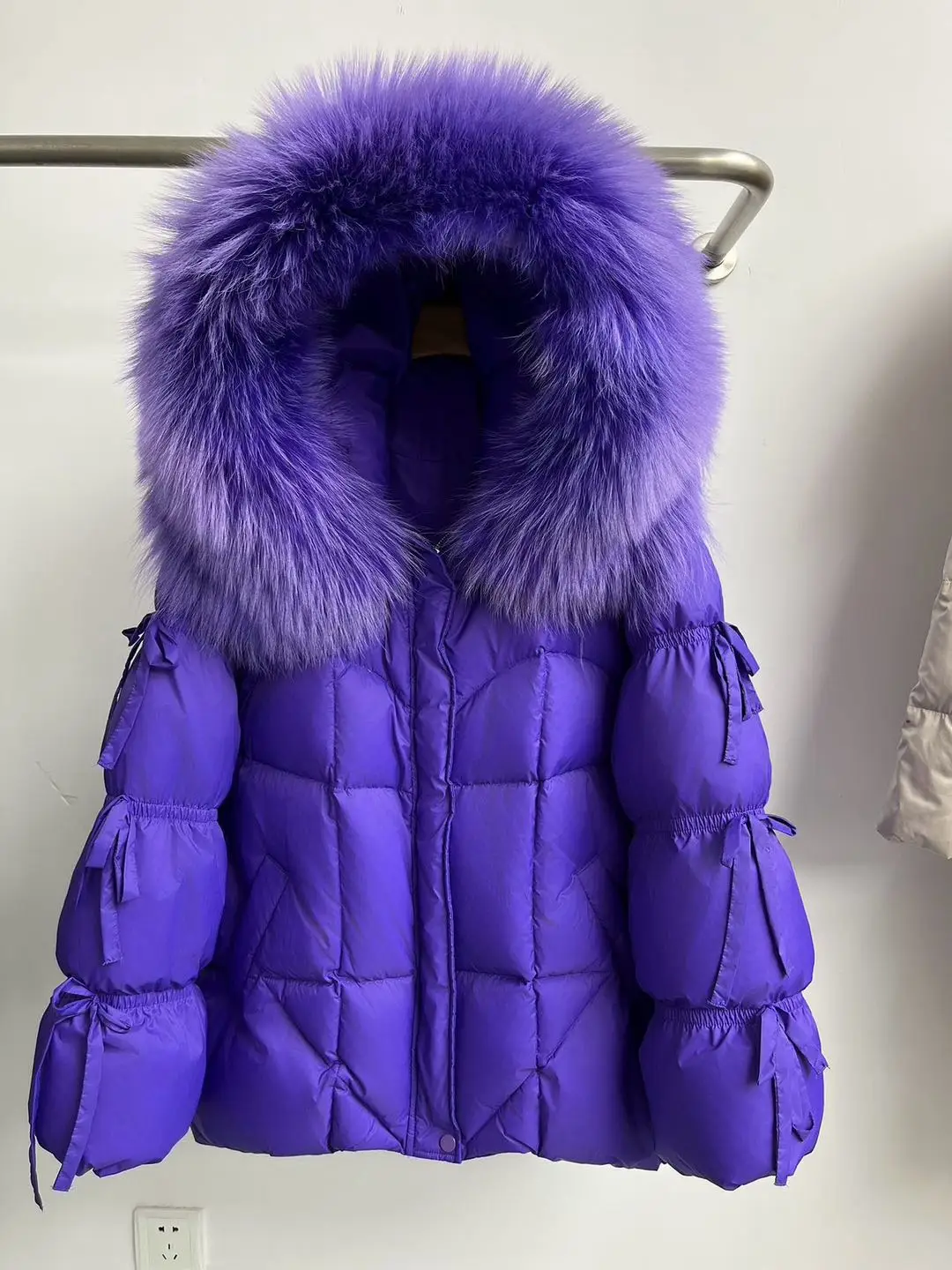 Damska kurtka puchowa zimowa z kapturem z prawdziwego futra, duża, gruba, ciepła, z dzianinowymi rękawami, biała kurtka parka z puchu gęsiego, średniej długości.